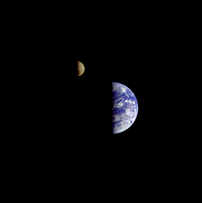 Illustration for article titled Voyager's Iconic Shot of Earth and Moon Shows How Far Space Photography Has Come